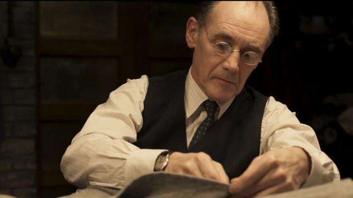 Mark Rylance sewing in the movie The Outfit (2022)